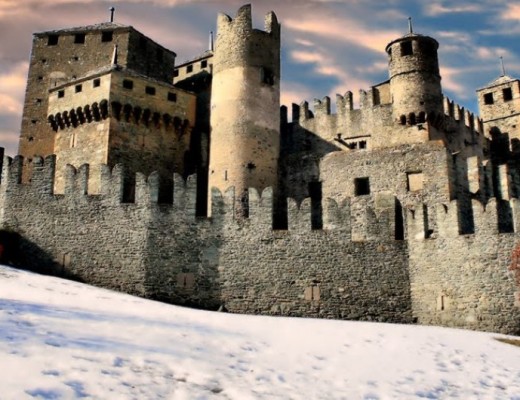 castello_fenis_valle_aosta_1080x530